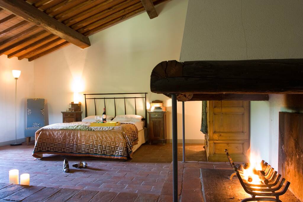 Podere Villole Montevarchi Toskana Ansicht Schlafecke mit offenem Kamin Apartment Firenze