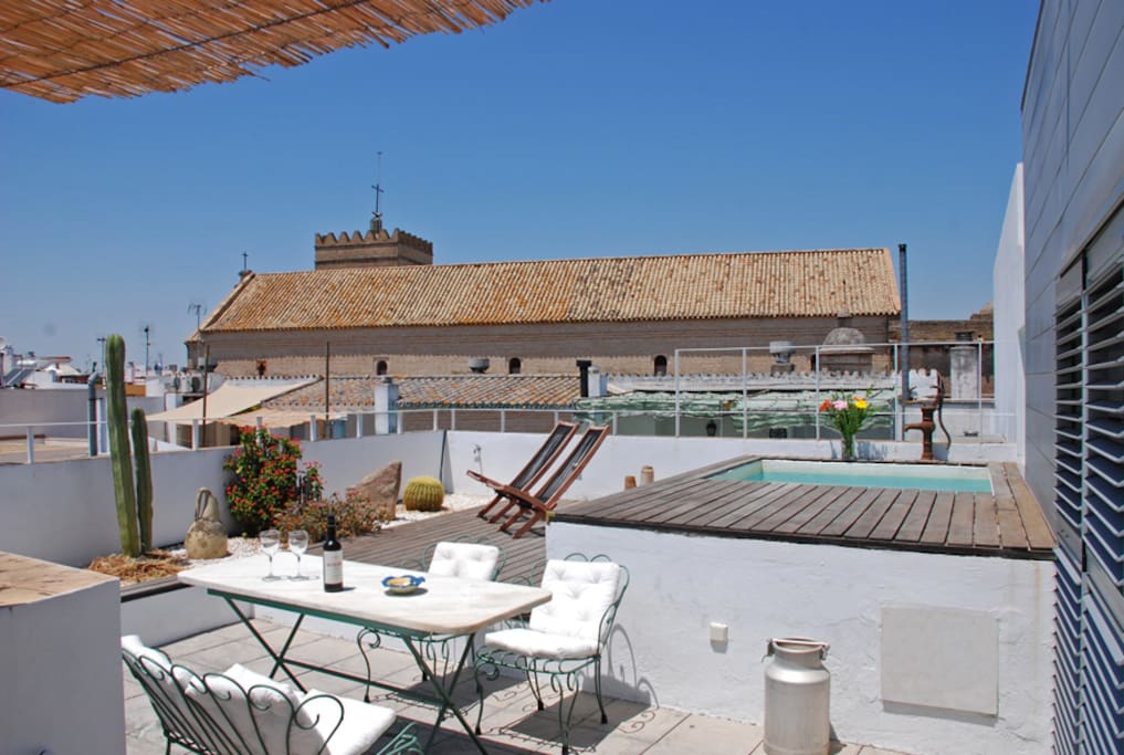 Terraza privada, piscina, solarium e iglesia de Santa Marina al fondo