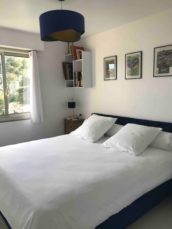THE BLUE ROOM WITH A 200 X 200 CM BED.