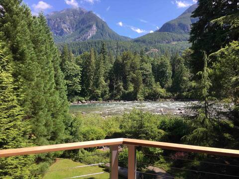 Spectacular Riverfront Chalet in Cascade Mountains