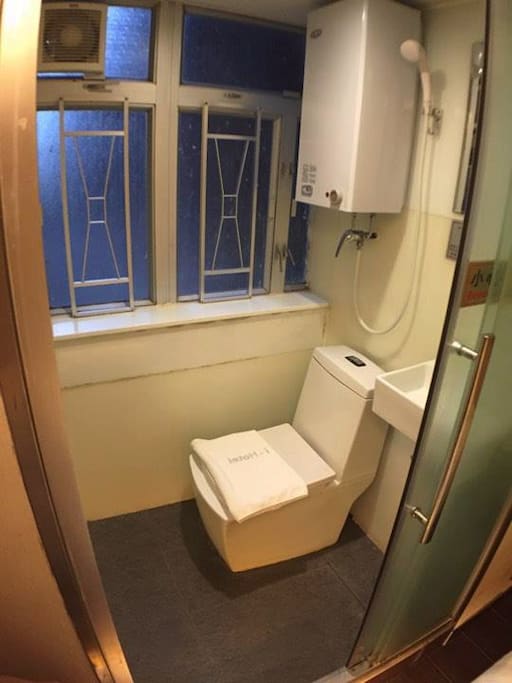 浴室提供洗髮乳及沐浴露。Hotel provide shampoo and body wash in the bathroom.