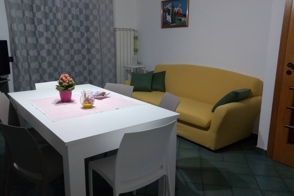 Cucina fornita di divano quatto posti e tv 38 pollici. Una comoda veranda che da sulla campagna permette anche di fare colazione all'aria aperta.