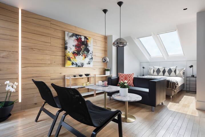 LUXURY BOUTIQUE RESIDENCE – New Listing gallery image 3