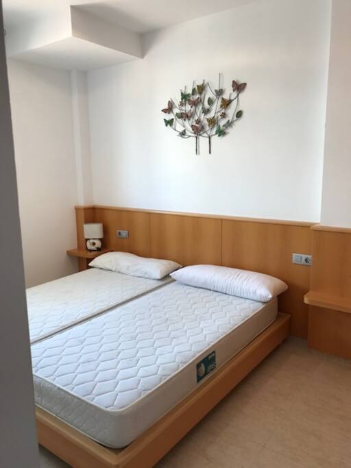 dormitorio con cama 1'80 y ventana exterior