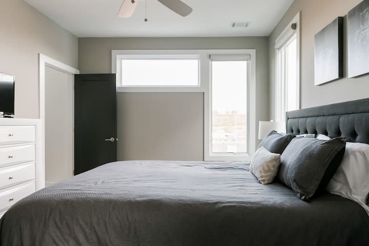 Choose from Three Sunny Decks in Desirable Gulch South gallery image 2