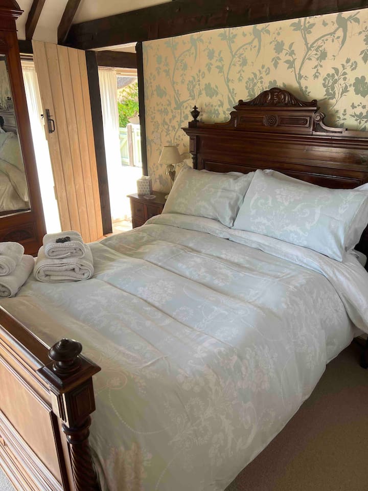 Dormitorio doble con ropa de cama de lujo