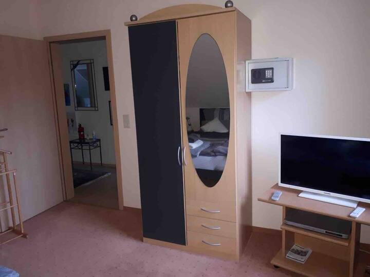 Chambre à coucher, la vue sur le placard et le coffre-fort 