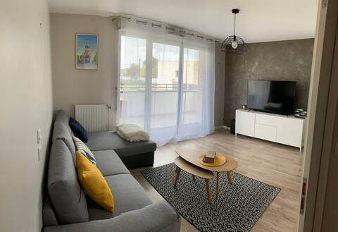 Cozy T2 with balcony, basement parking, nearby tram