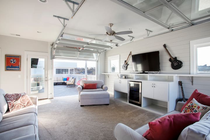 Huge Rooftop Retreat | Walk to Bars and Dining