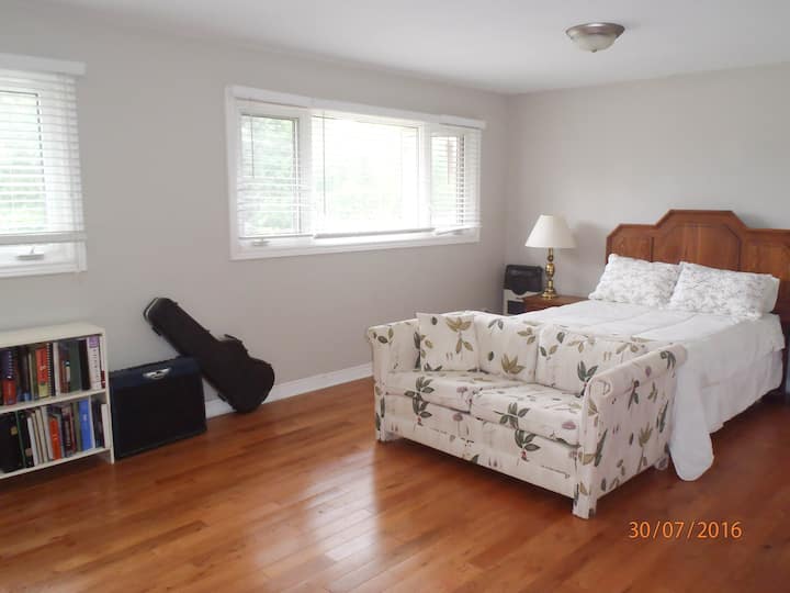 Dhomë gjumi rezervë me dritare përballë oborrit të përparmë