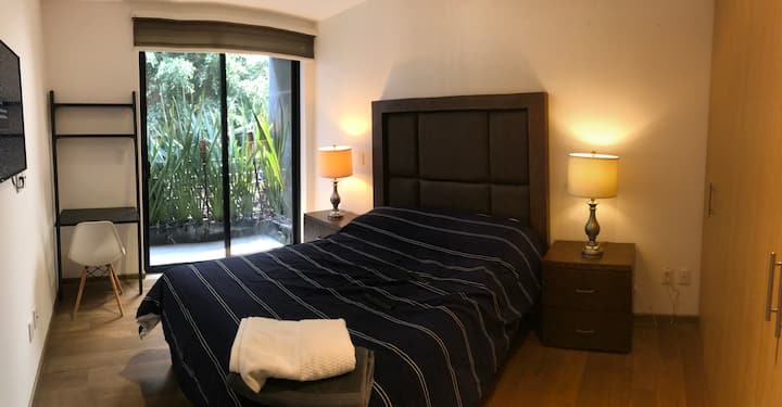 Dormitorio principal - ¡con cama tamaño king, TV plana, escritorio pequeño y terraza!