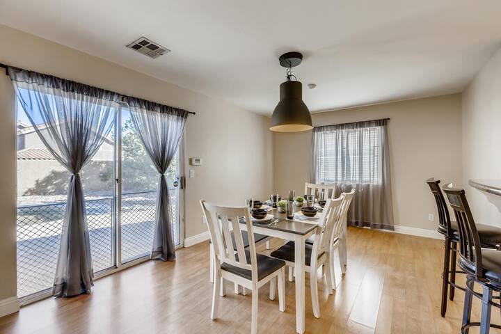 Spacious 4Bdr Oasis with Pool/Spa – Family Escape gallery image 5