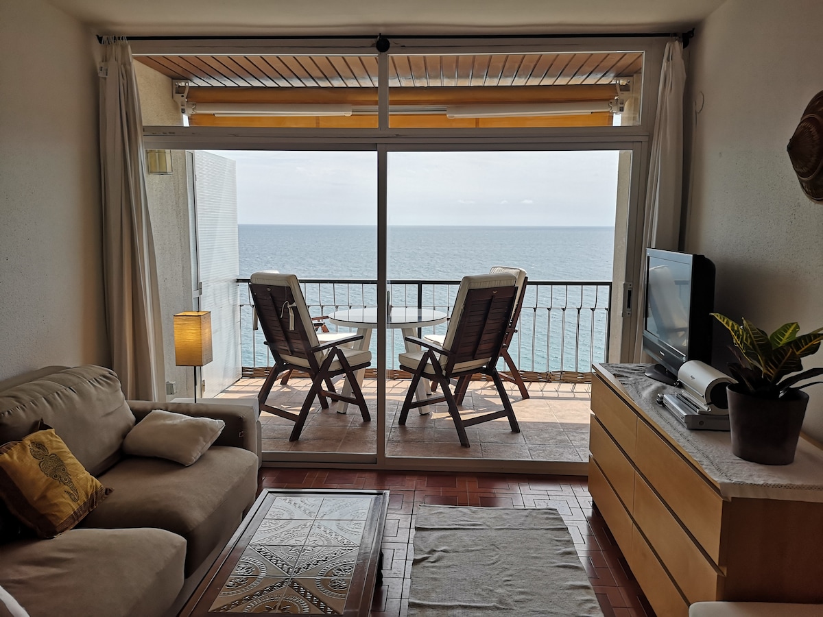 Popular Airbnb listing: Cozy apartment with terrace on the seafront in Castell Platja D'aro