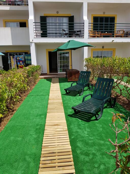 terrasse er jardin privé avec accès direct à la piscine