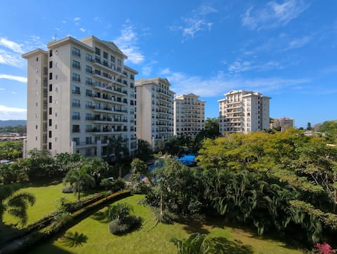 Luxurious Condo, 5min walk to beach, Amazing pool