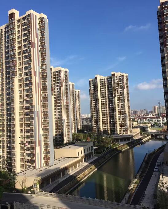 这是小区的外观,就是一普通小区,但窗外看去还是非常美的。
