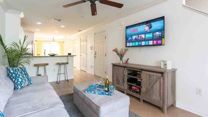 ¡La sala de estar está equipada con un cómodo sofá, una silla extragrande, un ventilador de techo y un televisor inteligente! Lugar perfecto para ver Netflix y relajarse o coger un buen libro y relajarse.