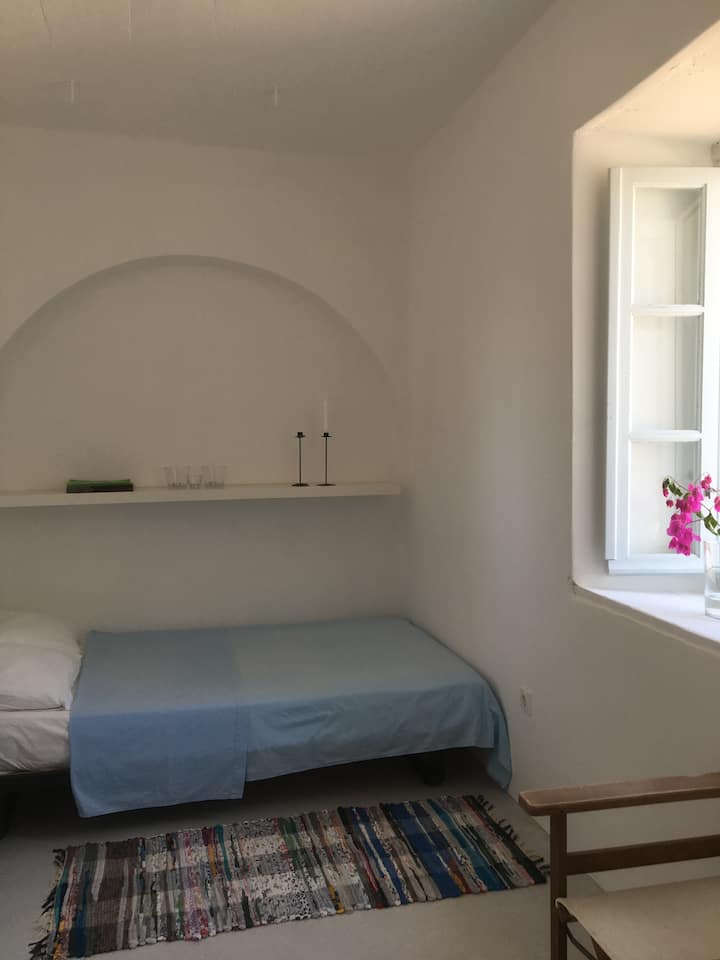 غرفة لطيفة في الطابق الأرضي بسرير 120 × 200 سم