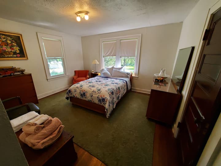 Troisième chambre, elle est située sur le côté droit du couloir à l'étage et offre une belle vue sur le patio.