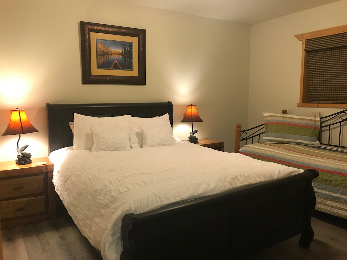 Dormitorio privado tamaño queen en la planta baja con sofá cama doble. ¡Edredón de lujo!