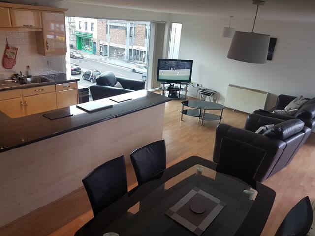 Short walk to Chester shopping/restaurants/bars