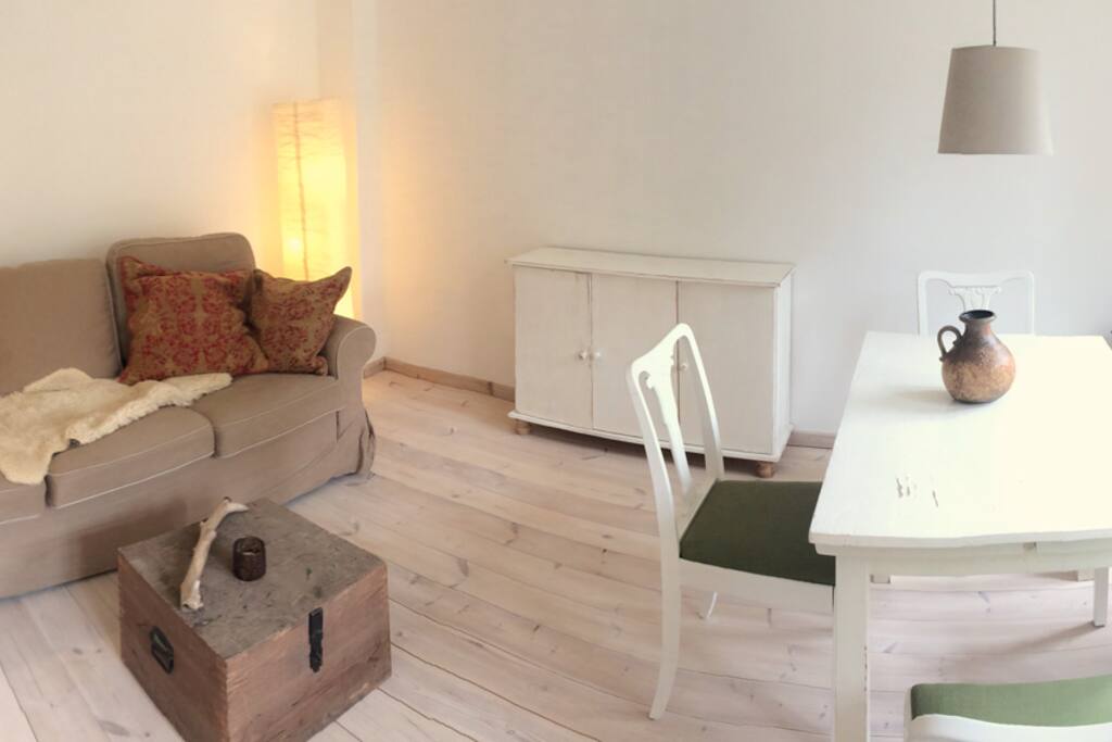 Wohn-/Essbereich mit Schlafcouch 1,60m x 2m