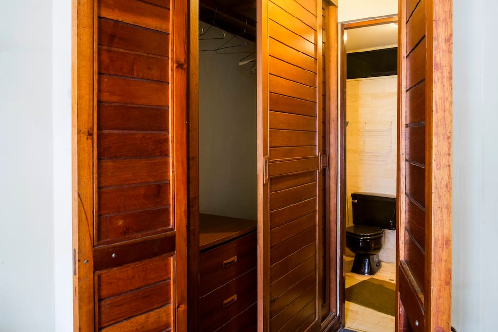 Armario y baño privados / Walking closet and private bathroom