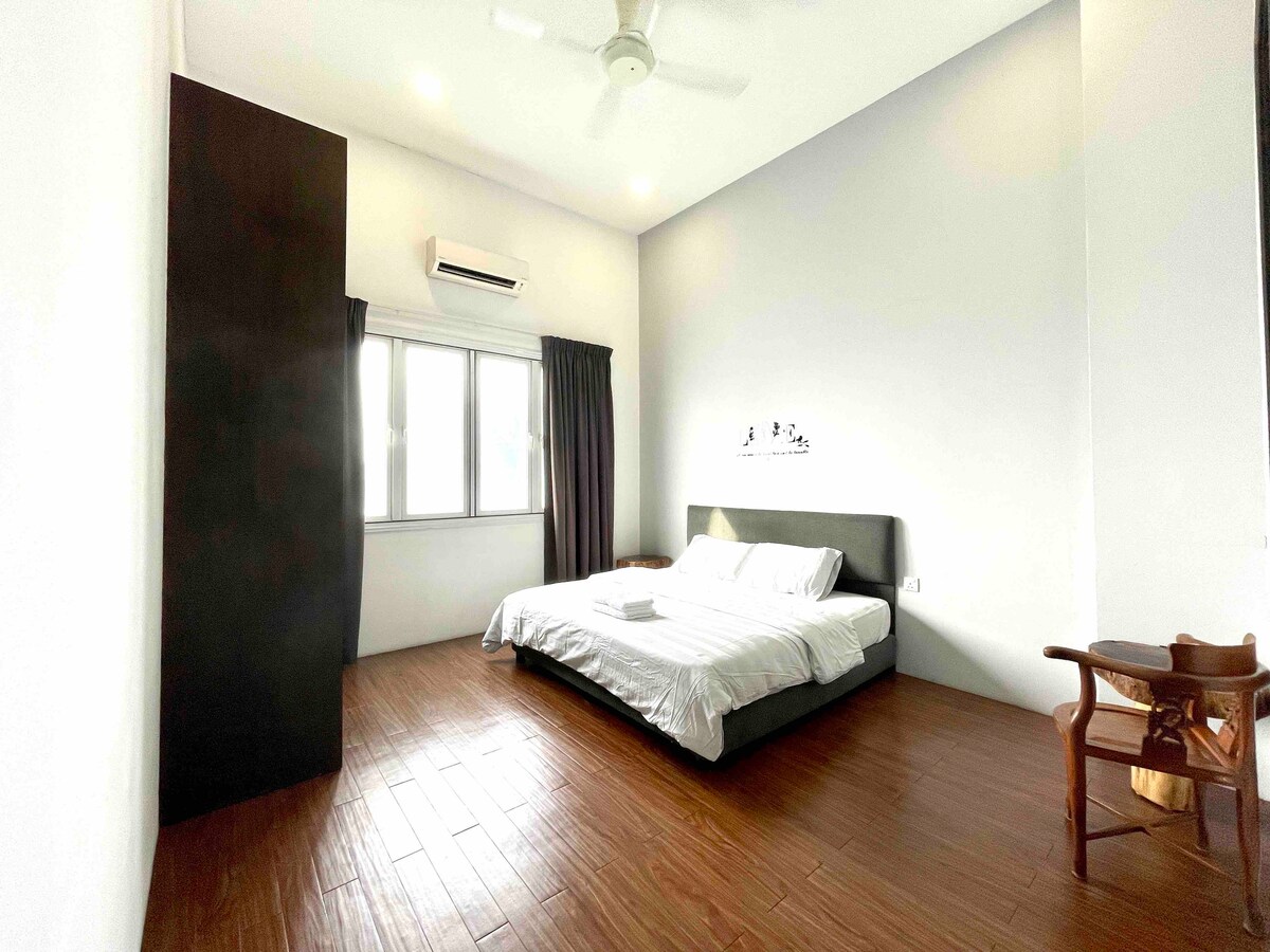 მე-3 სართულის საძინებელი დიდი ზომის საწოლით.
Იატაკის დამატებითი მატრასები.