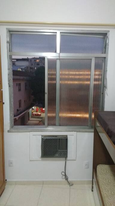 The room has 3 beds and ar conditioned.
No quarto há 3 camas e possui ar condicionado.