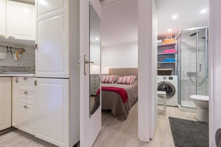 Поглед кон спална соба, бања и кујна