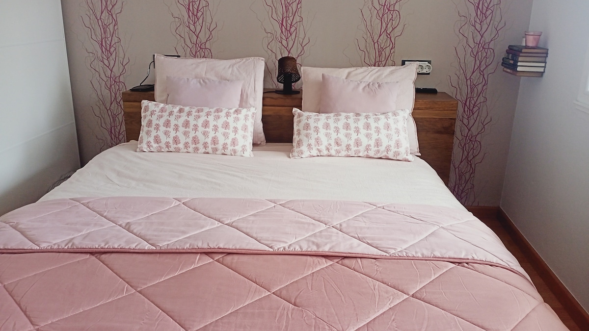 ห้องนอนใหญ่พร้อมทีวี