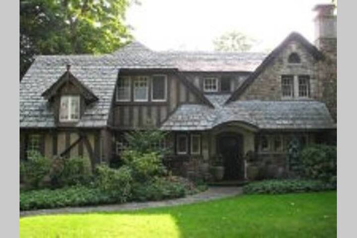 Four Bedroom, Historic Tudor in Maplewood District gallery image 3