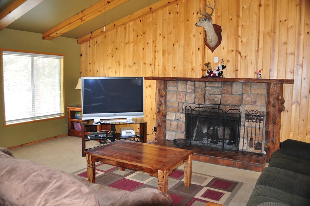 Priestranná obývacia izba je vybavená 50-palcovou plazmovou HDTV, PS2 a krbom.