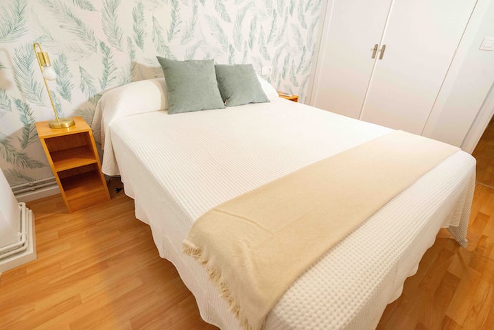 غرفة النوم 3. غرفة نوم بسرير مزدوج وخزانة ملابس مدمجة وتدفئة ومروحة.