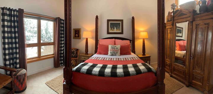 El Guest BR tiene televisor de 32pulgadas, armario grande, cómoda, 2 asientos de cuero y armario del propietario.