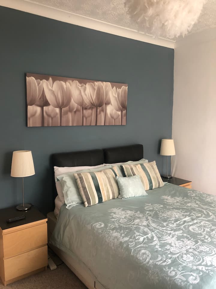 Главна спалня, настроена като суперголямо двойно легло (може да бъде двойно - 2 x 3 легла, ако е необходимо)