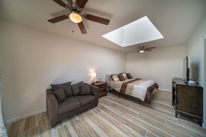 Მთავარი საძინებელი - საწოლი დივნით.  