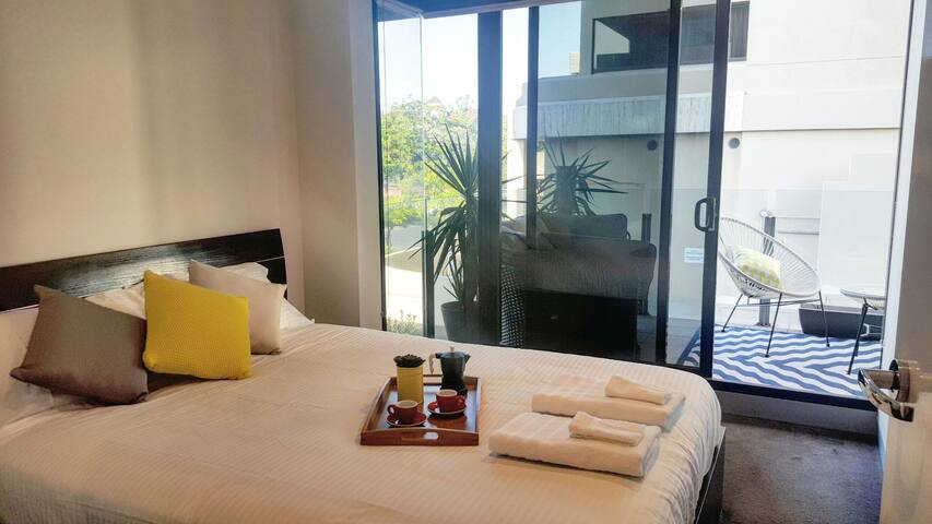 Grand Prix on Doorstep! 2BR w/ 1Car gallery image 2