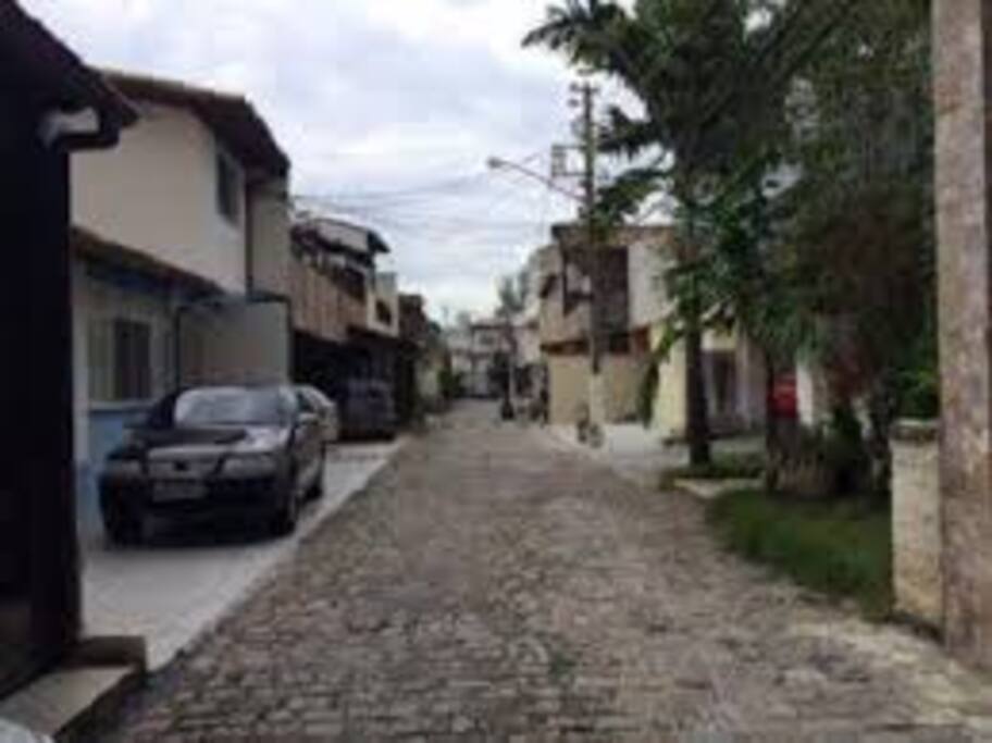 Rua interna do condomínio.