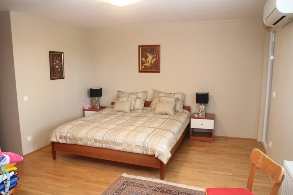 Bedroom - Queen bed