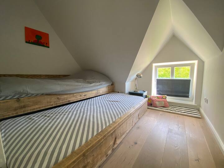 Pull-out bed children's room