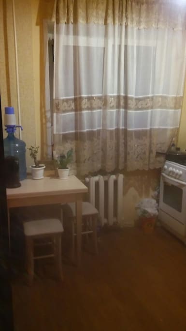 Кухня: холодильник, газовая плита, электрический чайник,кулер воды
Kitchen: refrigerator, gas cooker, electric kettle, water cooler
Cuisine: réfrigérateur, cuisinière à gaz, bouilloire électrique, refroidisseur d'eau
Cocina: refrigerador, cocina de gas, hervidor eléctrico, enfriador de agua