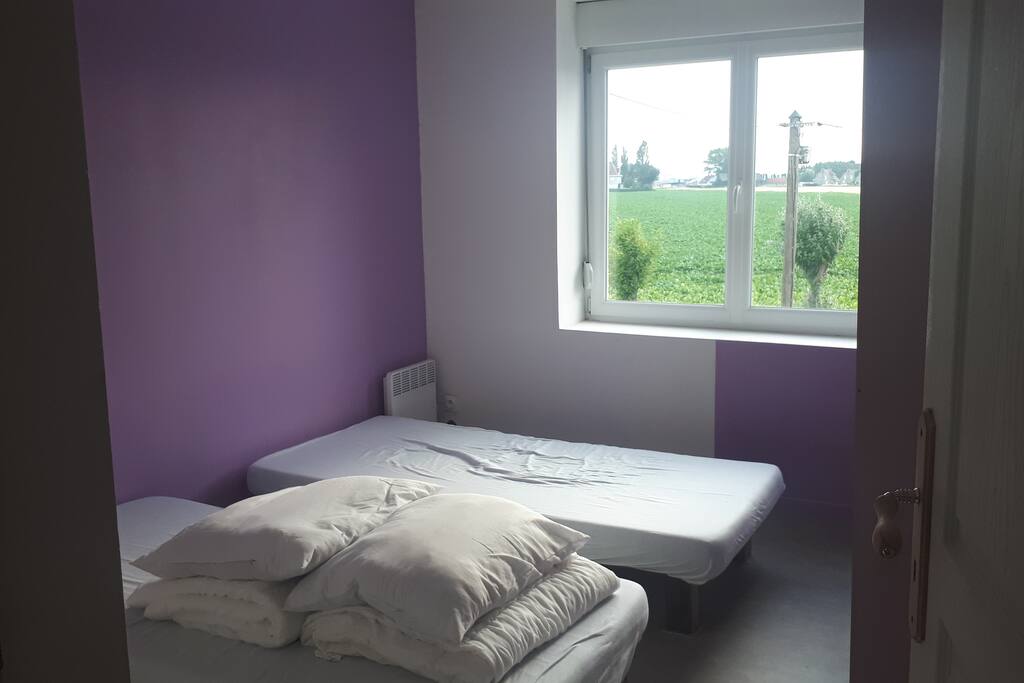 2eme chambre avec armoire et penderie les lits peuvent se rassembler pour former un lit 2 personnes