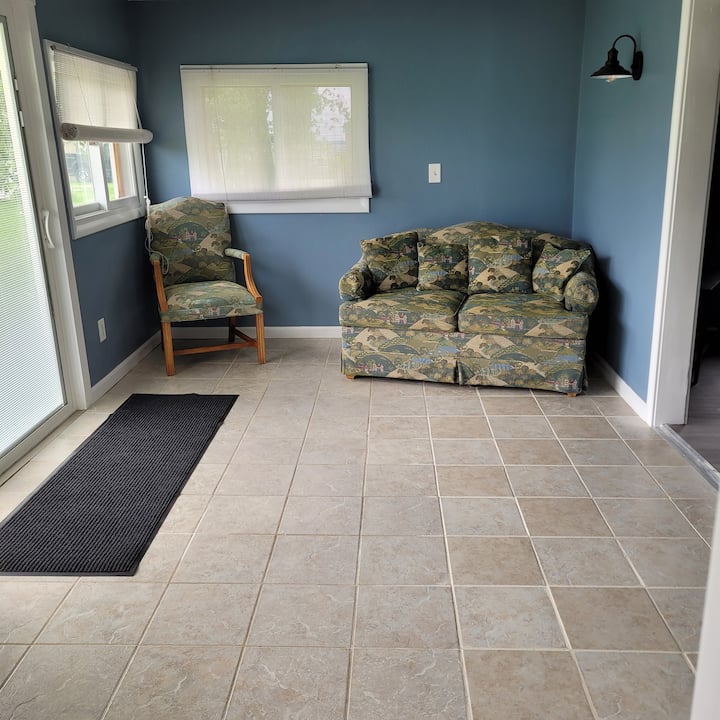 Cute 1 Bedroom Cottage Lakeside - Sackets Harbor, NY