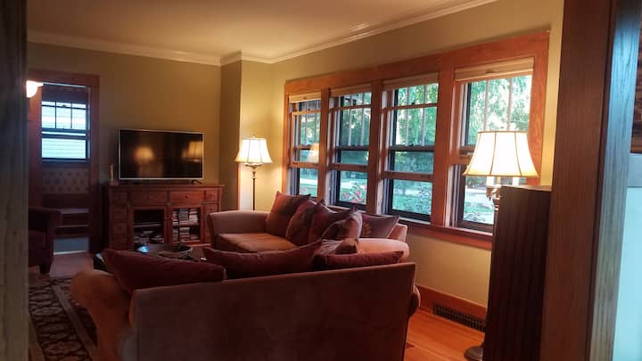 Obývačka, výhľad zo slnečnej miestnosti s výhľadom na SE.