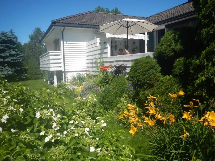 Leilighet er i kjeller etasjen i eneboligen.
