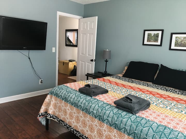 一楼主卧配备2米宽双人床和大屏幕电视