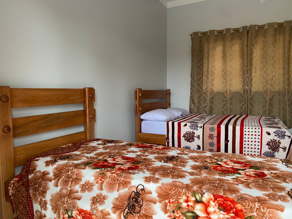 Апартман 3
1 цел кревет
1 единечен кревет
1 дрвена закачалка за облека 
1 вентилатор 