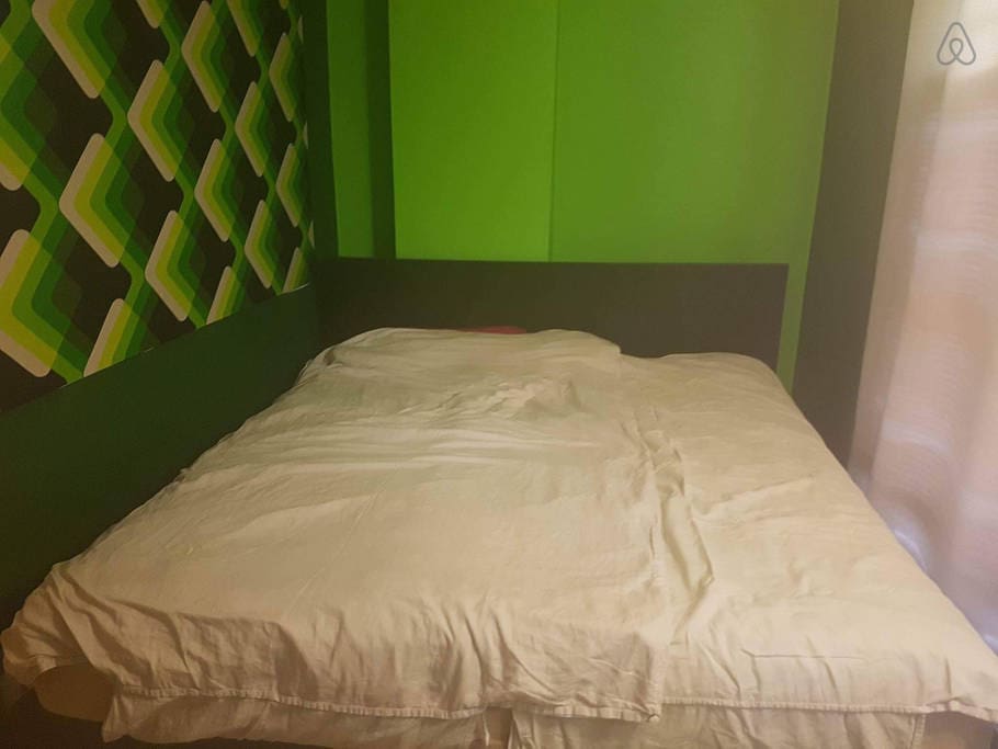 The kingsize bed in the green room