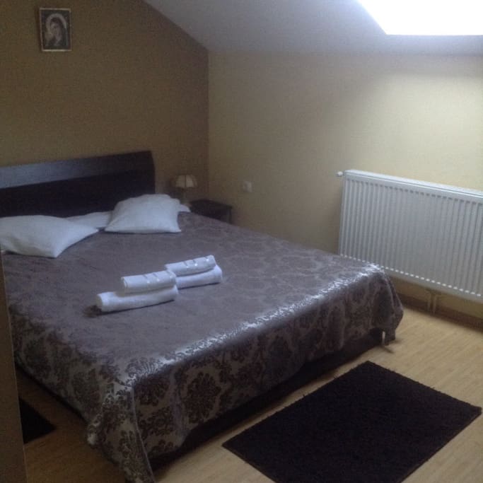Private room with queen bed & private bathroom (single or double occupancy).